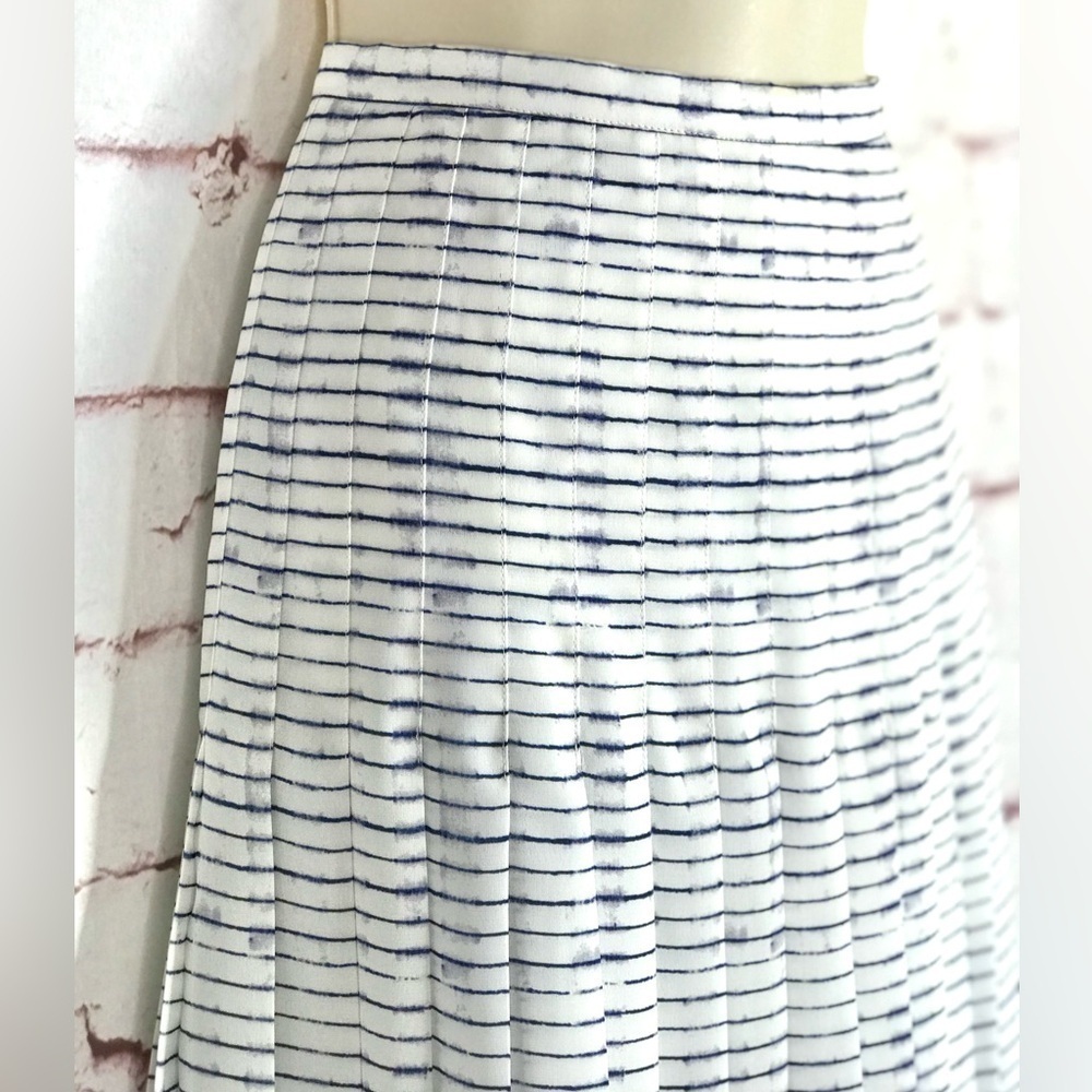 VINCE blurred lines pleated Navy on White Skirt Size 2 - Picture 4 of 15